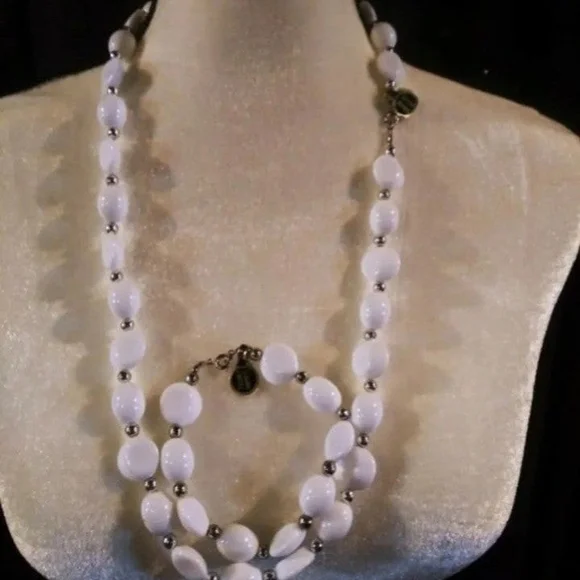 NEW. Classy Beautiful Bright White 100% Lucite Bead Necklace Matching Bracelet - Picture 3 of 7